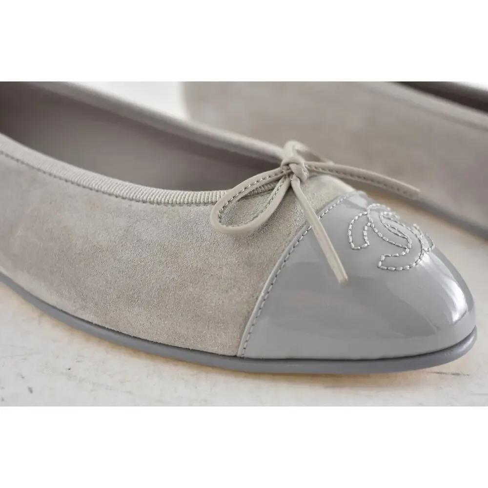 Chanel 26A Gray Suede Patent Leather CC Logo Bow Tie Ballet Ballerina Flat 38.5